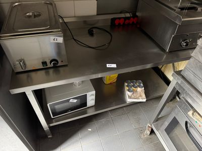 Table de travail en INOX à dosseret avec tablette d'entrejambe - L 160 - Photo 1