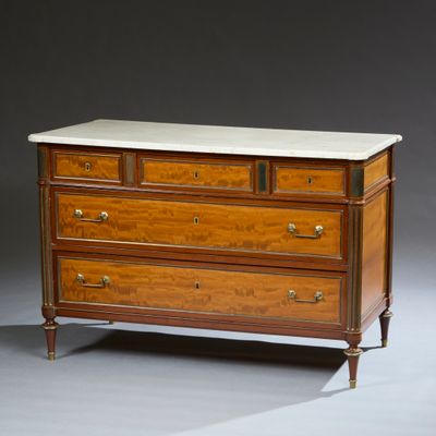 commode ancienne avec dessus en marbre et poignées en laiton