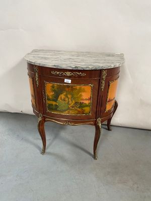 une petite table avec un plateau en marbre