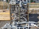 un tas d'objets métalliques posé sur un tas de bois