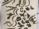 une photo d'une table sur laquelle sont disposés de nombreux objets métalliques anciens