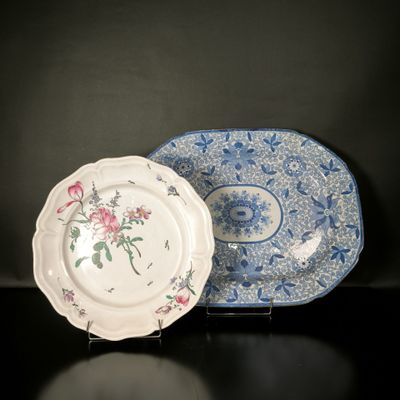 deux assiettes posées sur une table noire