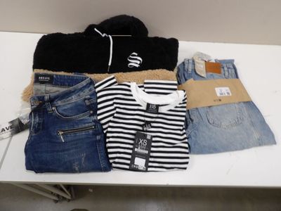 beaucoup de vêtements posés sur une table