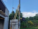 une grue installée au sommet d'un mât