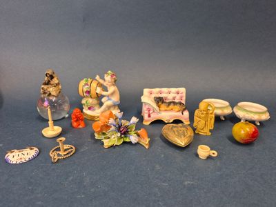 un grand nombre de figurines posées sur une table