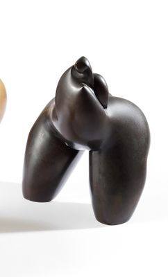 deux figurines représentant un homme et une femme sur fond blanc