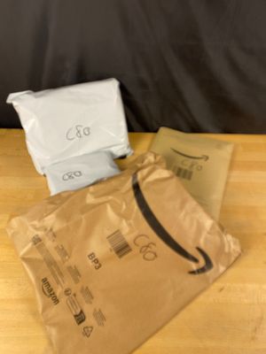 deux sacs de nourriture posés sur une table l'un à côté de l'autre