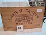 une boîte de vin posée sur une table, avec une étiquette de prix dessus