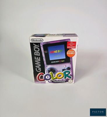 une boîte sur laquelle figure un jeu, posée sur une table