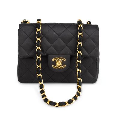 un sac à bandoulière matelassé noir de Chanel avec des finitions dorées