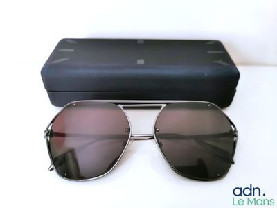 Les lunettes de soleil sont posées sur la table, à côté de l'étui.