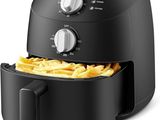 une friteuse à air chaud noire contenant des frites