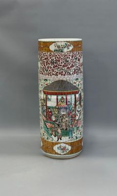une image représentant un grand vase orné d'une peinture