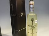 une bouteille d'alcool à côté d'un carton de vin