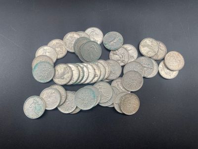 une pile de pièces d'argent sur une surface noire
