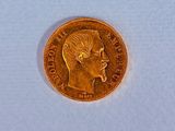 a gold coin with a picture of a man ' s face on it