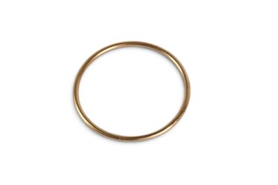 gros plan d'une bague en or sur fond blanc