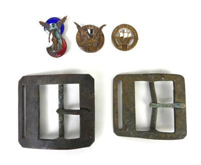 Trois types différents de boucles de ceinture sont représentés sur un fond blanc.
