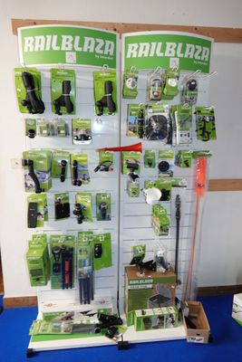 une présentation de divers outils à vendre sur une table bleue