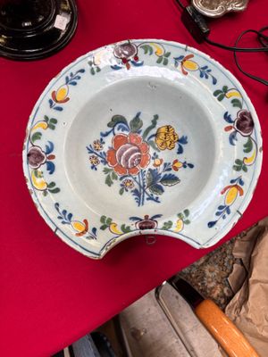 Plat à barbe en faïence à décor de fleurs - Accidents et égrenures