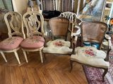 quatre chaises qui sont assises ensemble dans une pièce