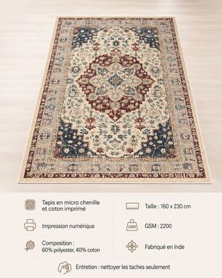 un gros plan d'un tapis posé sur un parquet dans une pièce
