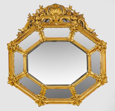 une image représentant un miroir doré orné d'un motif décoratif