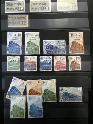 Plusieurs types de timbres sont exposés dans une vitrine.