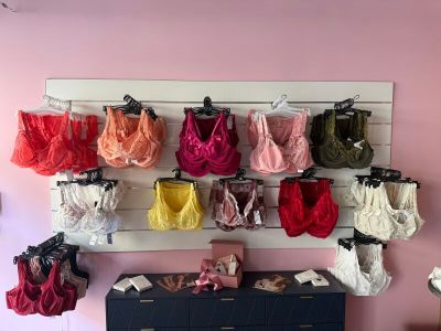 de nombreux sous-vêtements suspendus à un mur dans une pièce