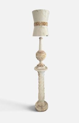 une lampe de table blanche surmontée d'un abat-jour blanc