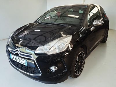 La petite voiture noire est garée dans une pièce blanche.