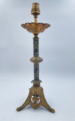 un bougeoir ancien en laiton orné d'un motif bleu et blanc