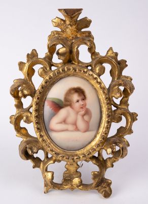une image représentant une photo d'un bébé dans un cadre doré