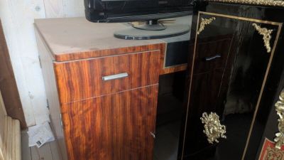 un téléviseur posé sur un meuble dans une pièce