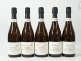 six bouteilles de vin sont alignées sur une surface blanche