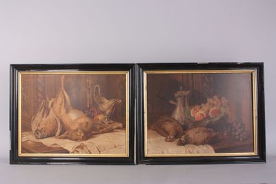 deux photos encadrées représentant un chien et un chat, posées sur une table
