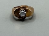l'image d'une bague ornée d'un diamant