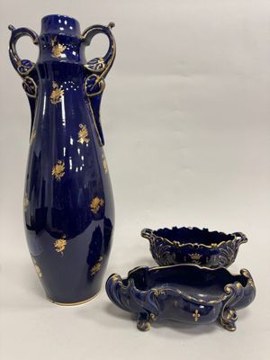 un vase bleu et un bol posés l'un à côté de l'autre