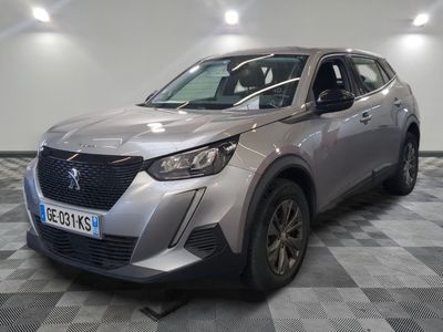 la voiture argentée est garée dans le garage sur un sol en damier