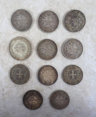 a close up of a bunch of coins sitting on top of a table