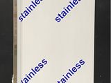 une photo d'un réfrigérateur blanc sur lequel figure une inscription bleue