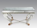 une console de style Art déco avec un plateau en verre et des pieds en métal