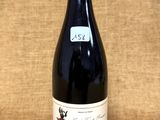 une bouteille de vin posée sur une table