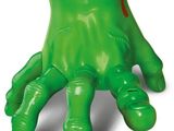un gros plan sur une main verte gonflable tenant un gobelet