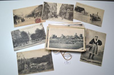 plusieurs vieilles photos en noir et blanc de personnes et de bâtiments sur une table