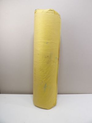 un rouleau de papier de soie jaune posé sur une table blanche