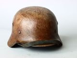 un casque marron sur un fond blanc