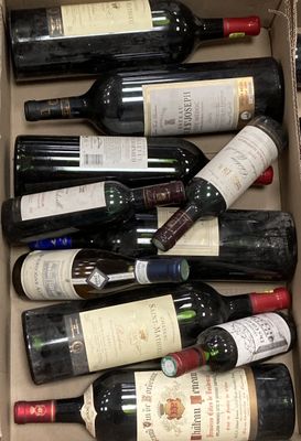 plusieurs bouteilles de vin dans une caisse sur la table