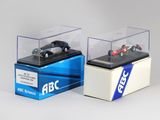 deux voitures miniatures dans une vitrine posée sur une table