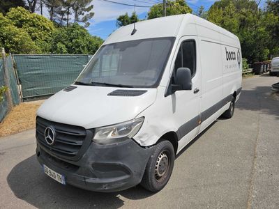 la camionnette blanche est garée sur le côté de la route